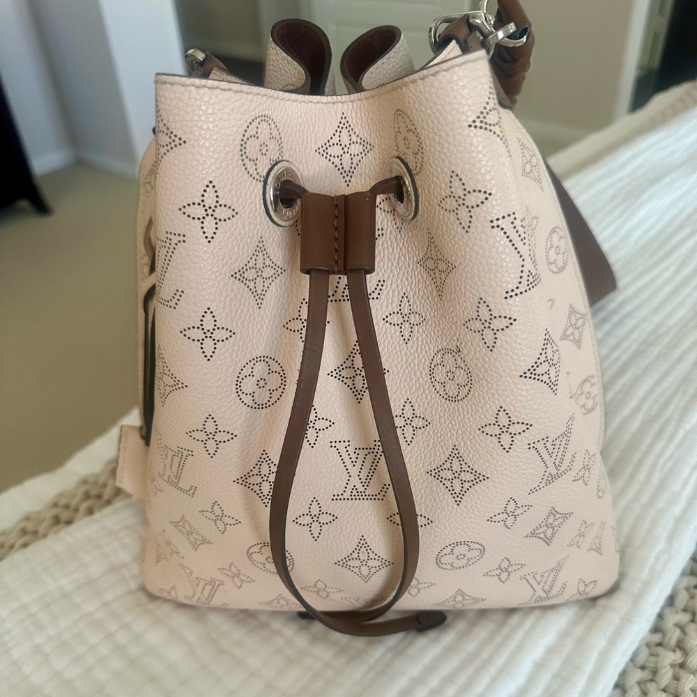AUTHENTIC Louis Vuitton Muria Cream Women's Leather Bag on LV website for $5000 - Picture 1 of 12